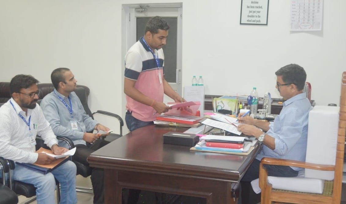 Competitors from UPPSC Chairman Prabhat Kumar