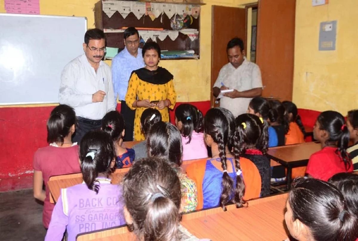 Four children and three teachers in up government school at pratapgarh