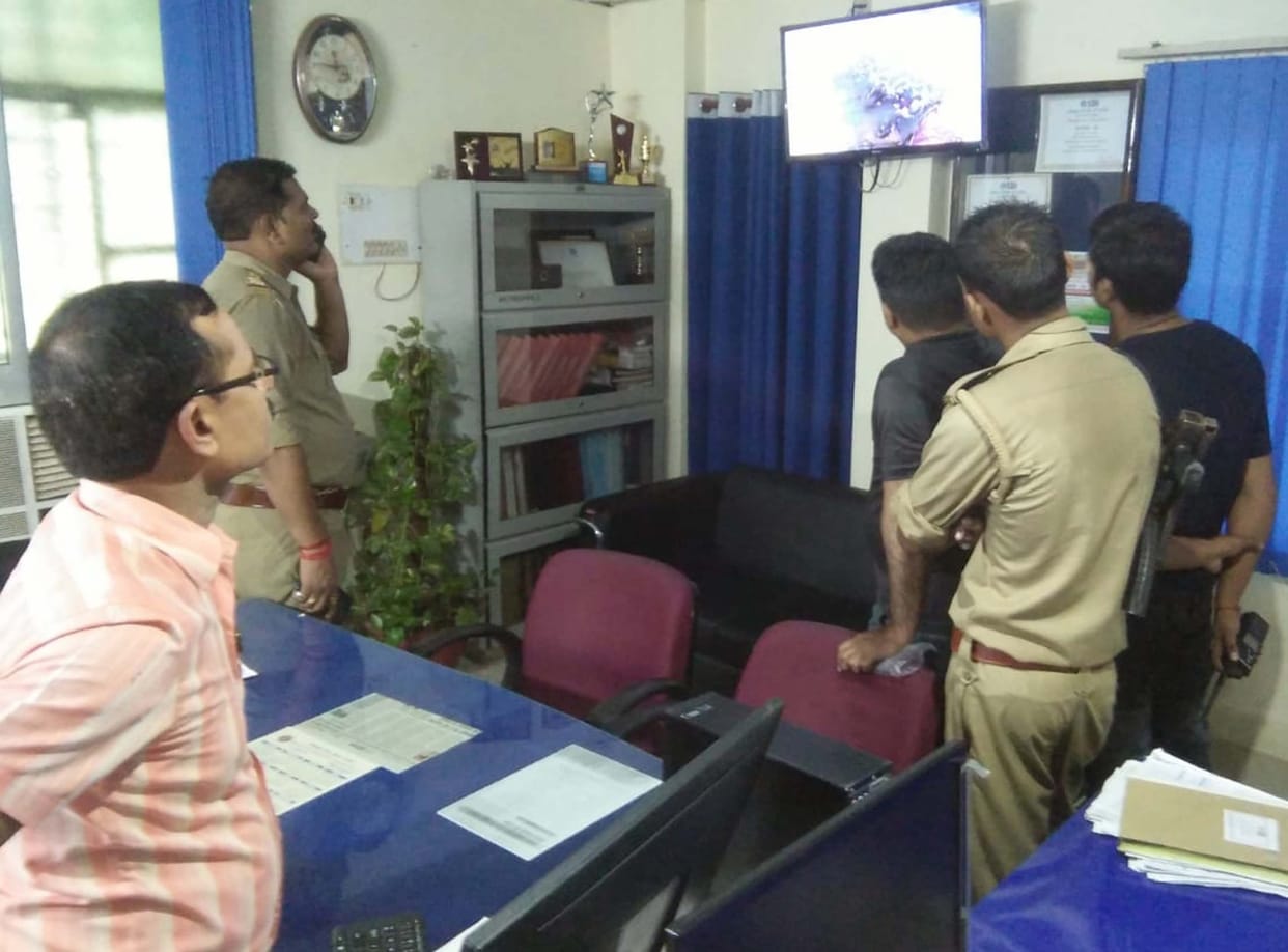 6 lakh looted from the legal adviser of gas agency