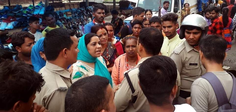 Women strike and shutdown weekly market in selaqui