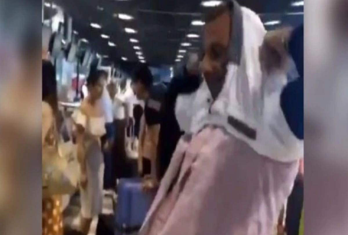 Man wears 15 shirts to not pay excess baggage fine on flight Video viral