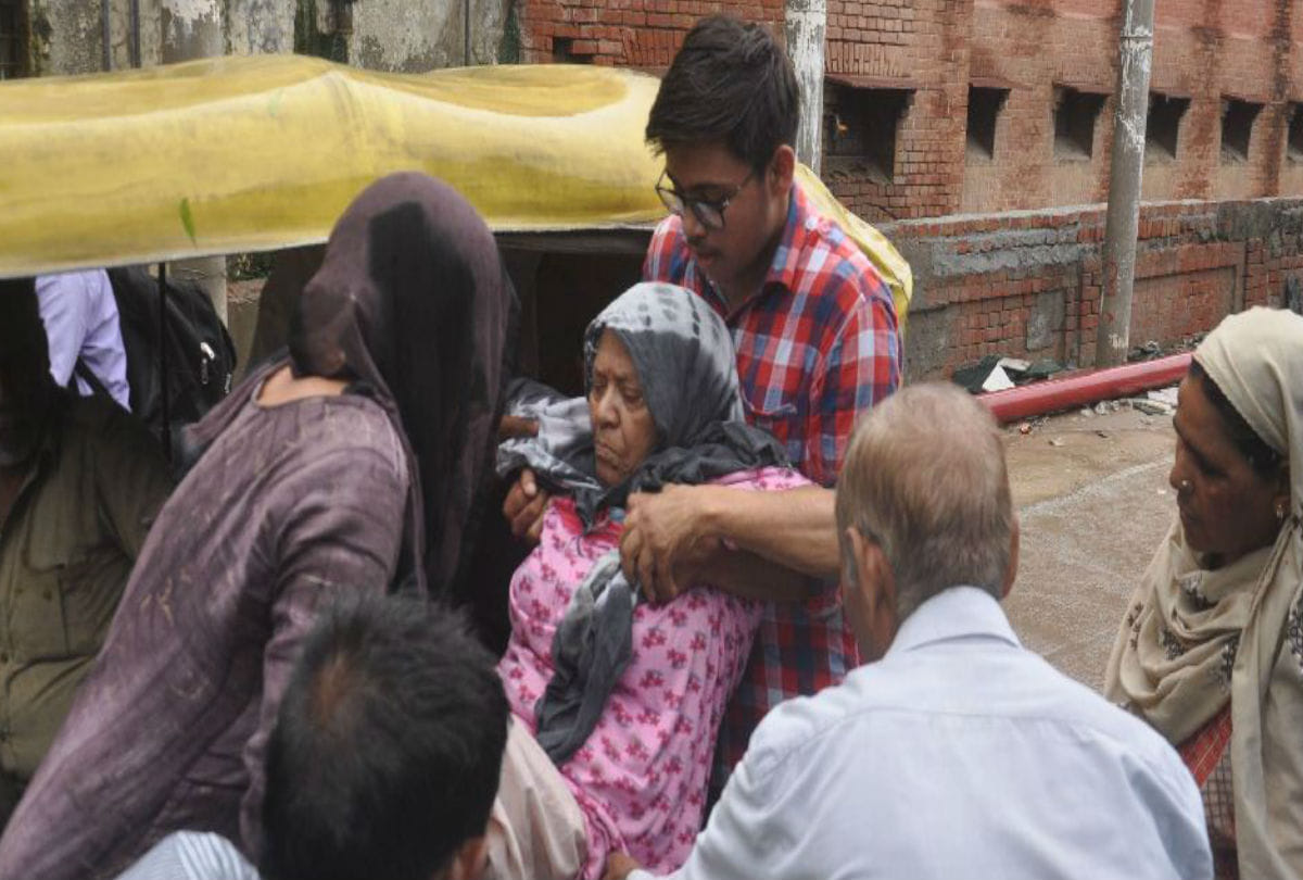 Delivery Patient on Stretcher No Operation In Sn Medical College Agra
