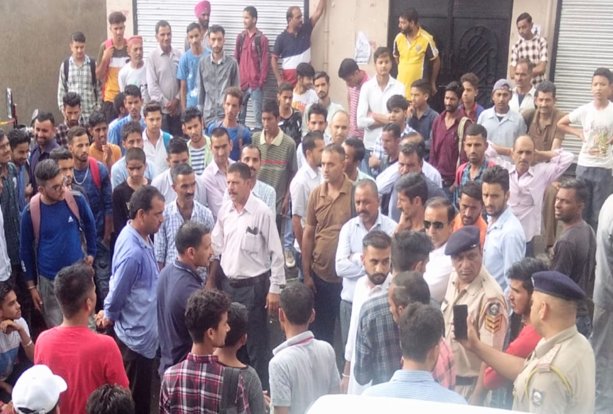 chakka jam in nahan sirmour by student for buses