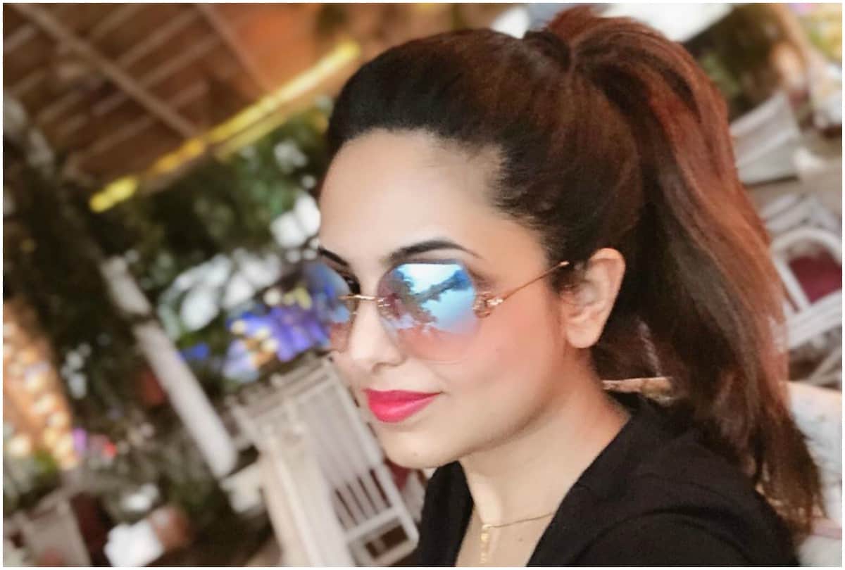 Sugandha Mishra Birthday: Know Interesting Facts About Comedian And Singer, See Glamourous Photos