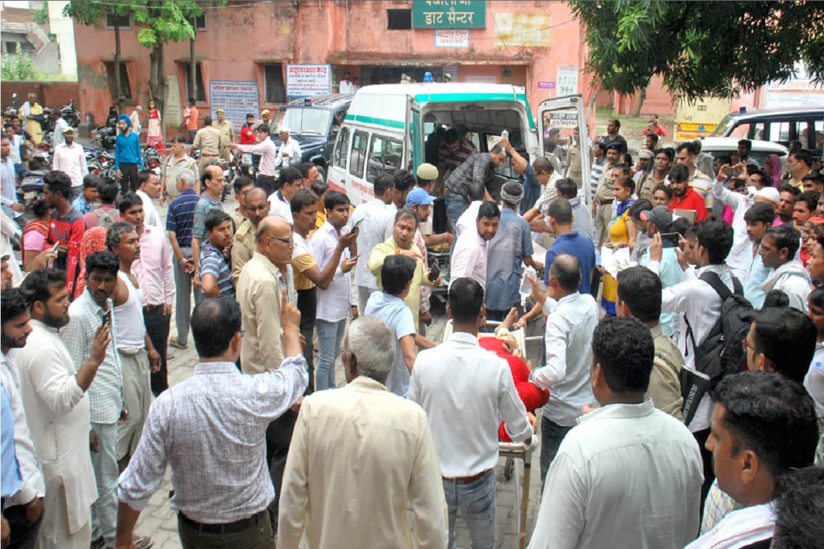 Eight people died and fifteen injured in car accident on National Highway at Saharanpur district