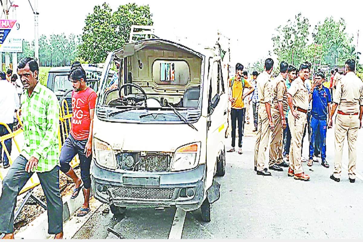 Eight people died and fifteen injured in car accident on National Highway at Saharanpur district