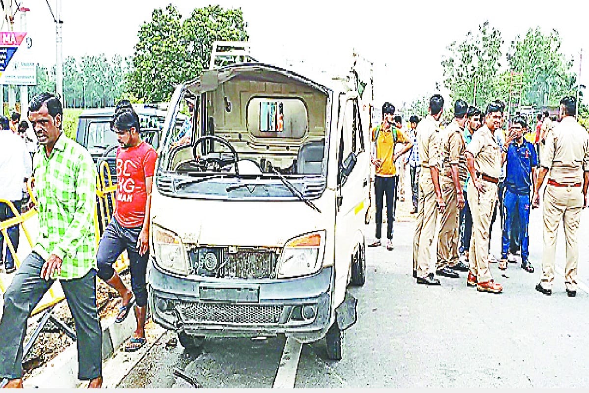 Eight people died and fifteen injured in car accident on National Highway at Saharanpur district