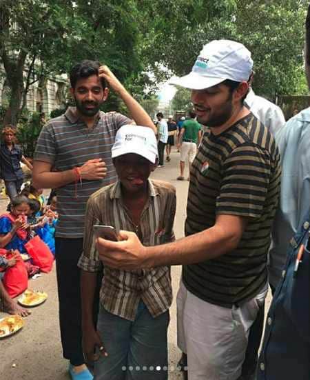 akash ambani and shloka mehta distributing meals for around 200 houses on Independence Day 2016
