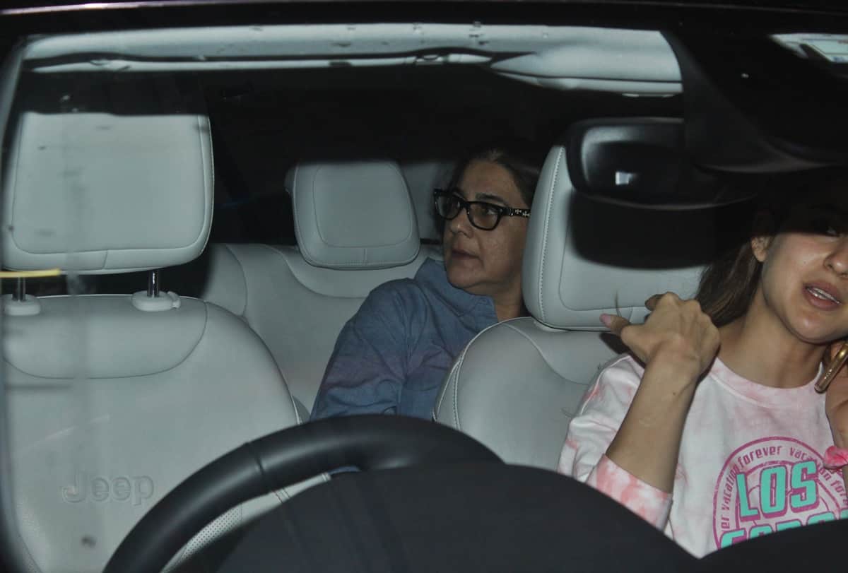 Sara Ali Khan, Ibrahim and Amrita Singh Spotted at Mumbai airport