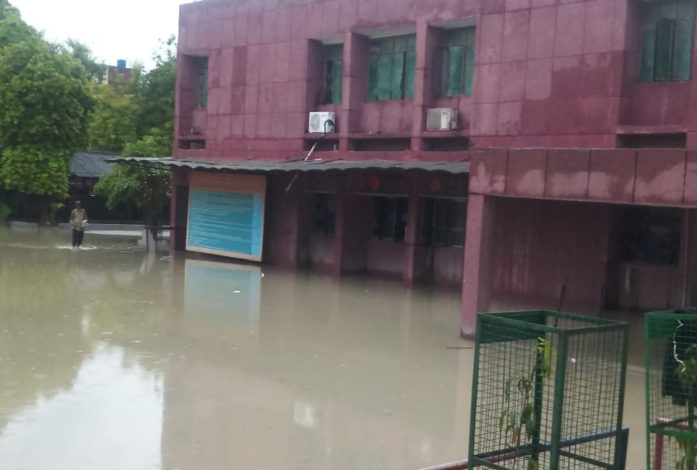 water logging in arto in lucknow.