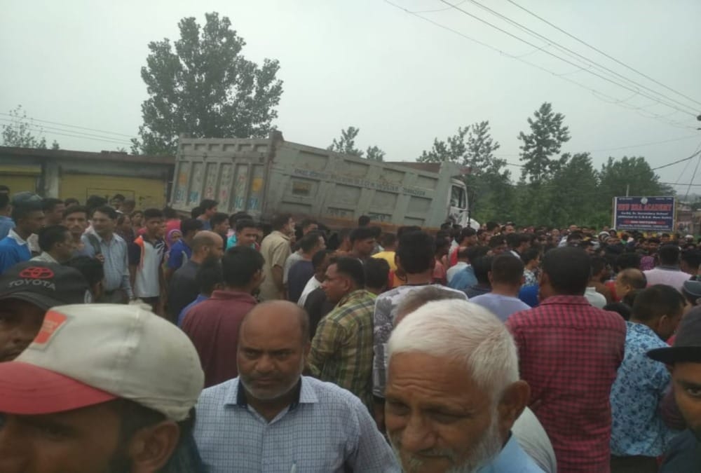 Dehradun Accident News: Ruckus in dehradun after Dumper Crushed Girl student police strict on public