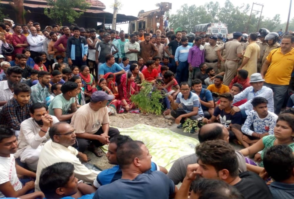 Dehradun Accident News: Girl student Horiable death after Dumper Crushed her Emotional photos