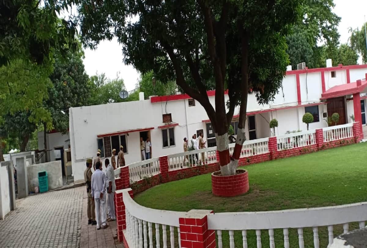 CBI team took recover money and documents from Bulandshahr District Magistrate House with him
