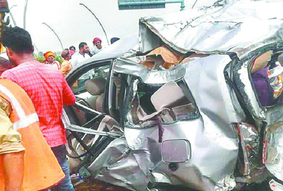 Agra Lucknow Express Way Uncontrolled Innova Car Accident Two Died of Gorakhpur