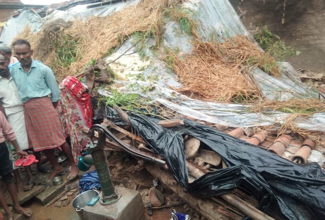 House of mud collapsed mother died and mother injured in chandauli