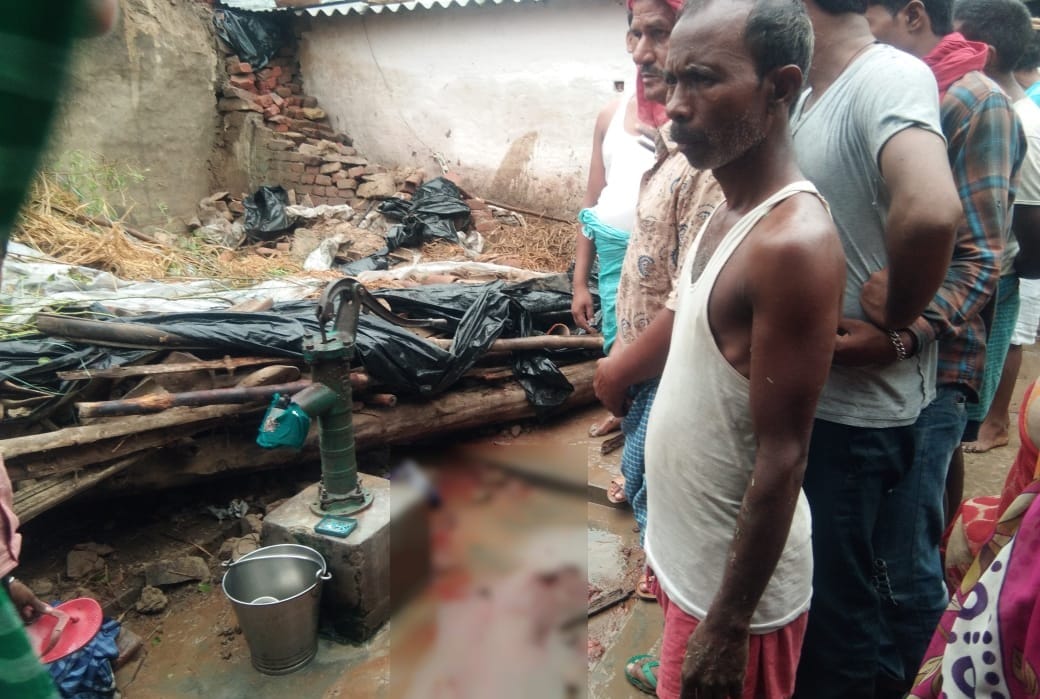 Many houses collapsed and 6 died due heavy rain in purvanchal
