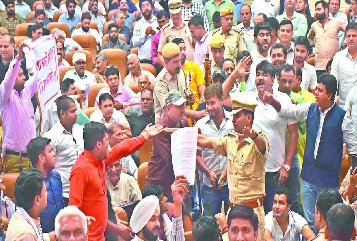 Tussle in DERC public hearing between BJP and AAP leaders in Delhi