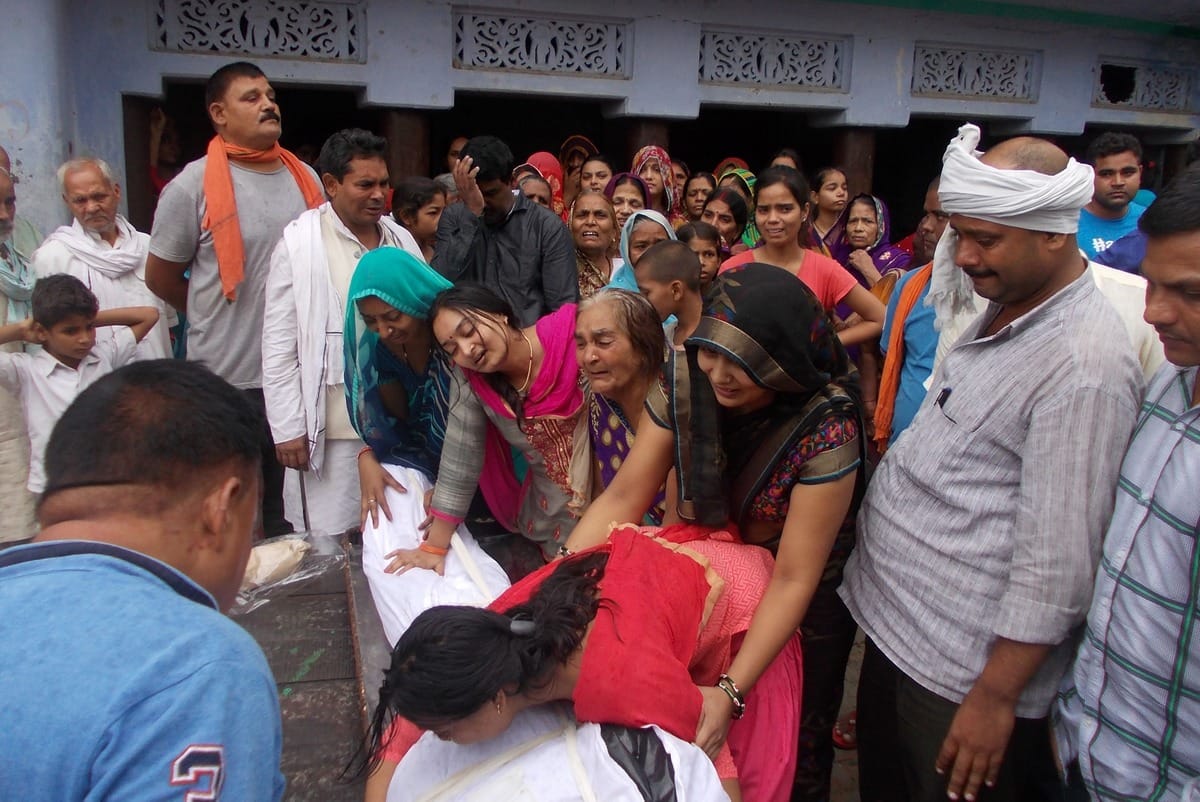 daughter crying last funeral of si durg vijay singh in ghazipur mau