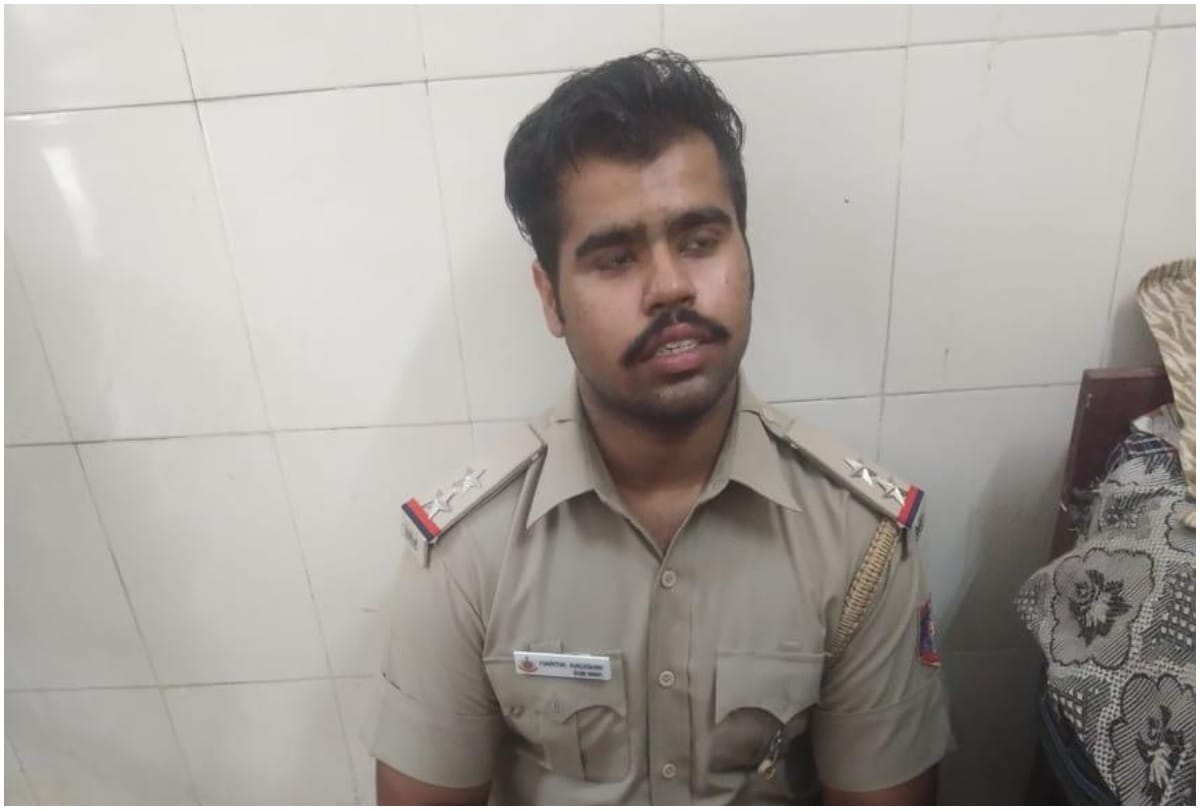 Delhi Police arrested a man from Karol Bagh Metro Station claiming him self as Sub inspector