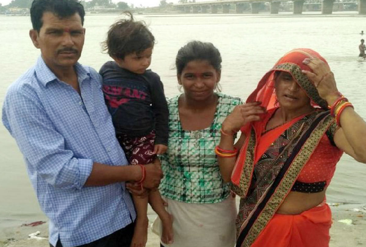 Husband wife and Two Daughter Died in Road Accident in Fatehpursikri