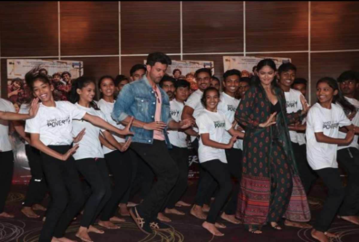 hrithik roshan sits on floor in an event social media users loves his humble nature