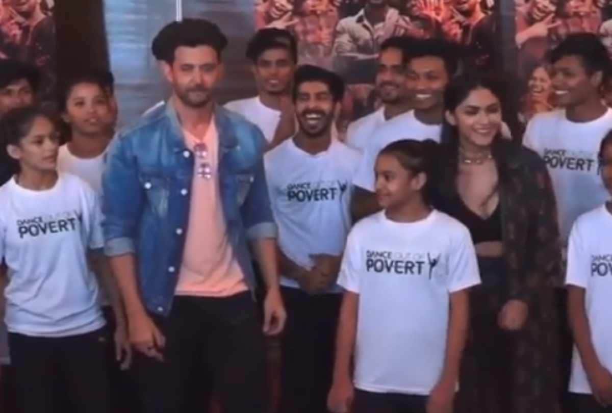 hrithik roshan sits on floor in an event social media users loves his humble nature