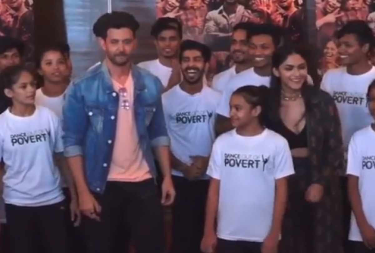 hrithik roshan sits on floor in an event social media users loves his humble nature