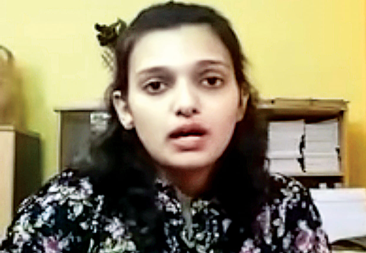 Daughter of IIT Kanpur Professor commit suicide news