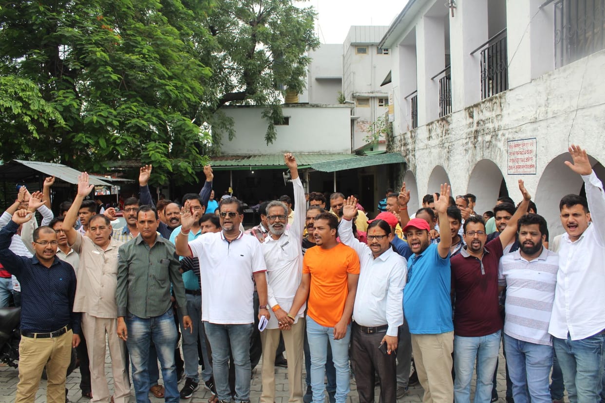 Sloganeering, demonstration against decision of Ramlila Trust
