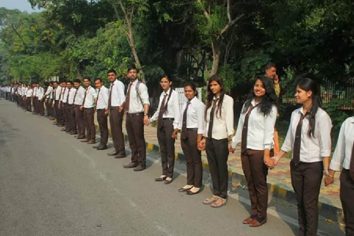 man from Meerut is making awareness about population control by walking reverse for 25 years