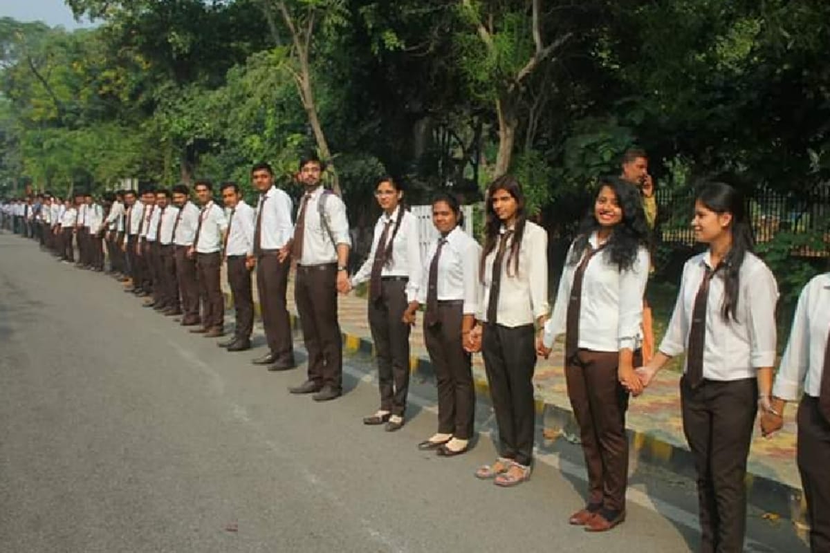 man from Meerut is making awareness about population control by walking reverse for 25 years