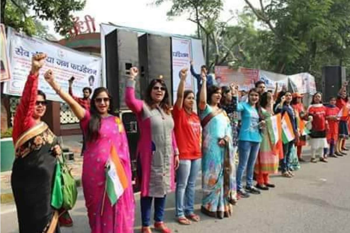 man from Meerut is making awareness about population control by walking reverse for 25 years