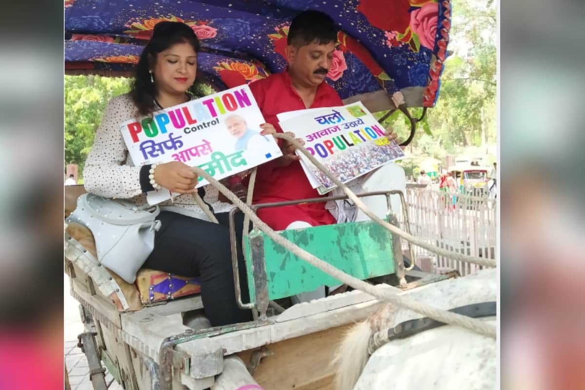 man from Meerut is making awareness about population control by walking reverse for 25 years