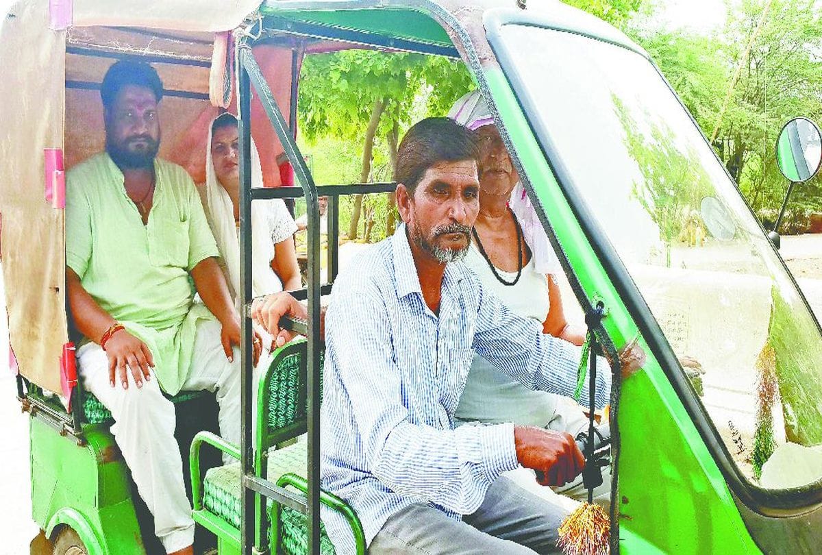 mohammad ali driving E rickshaw on parikrama marg during mudiya purnima mela govardhan