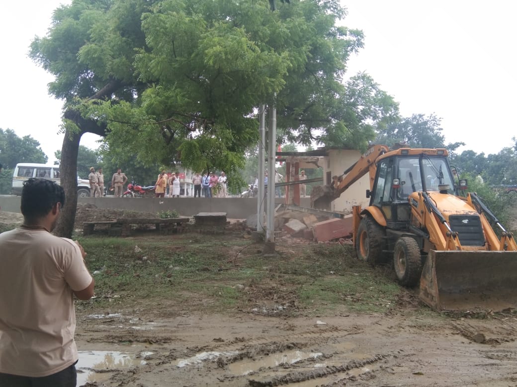 Pahalwan Veer Baba Temple demolished for nh 2 six lane construction varanasi