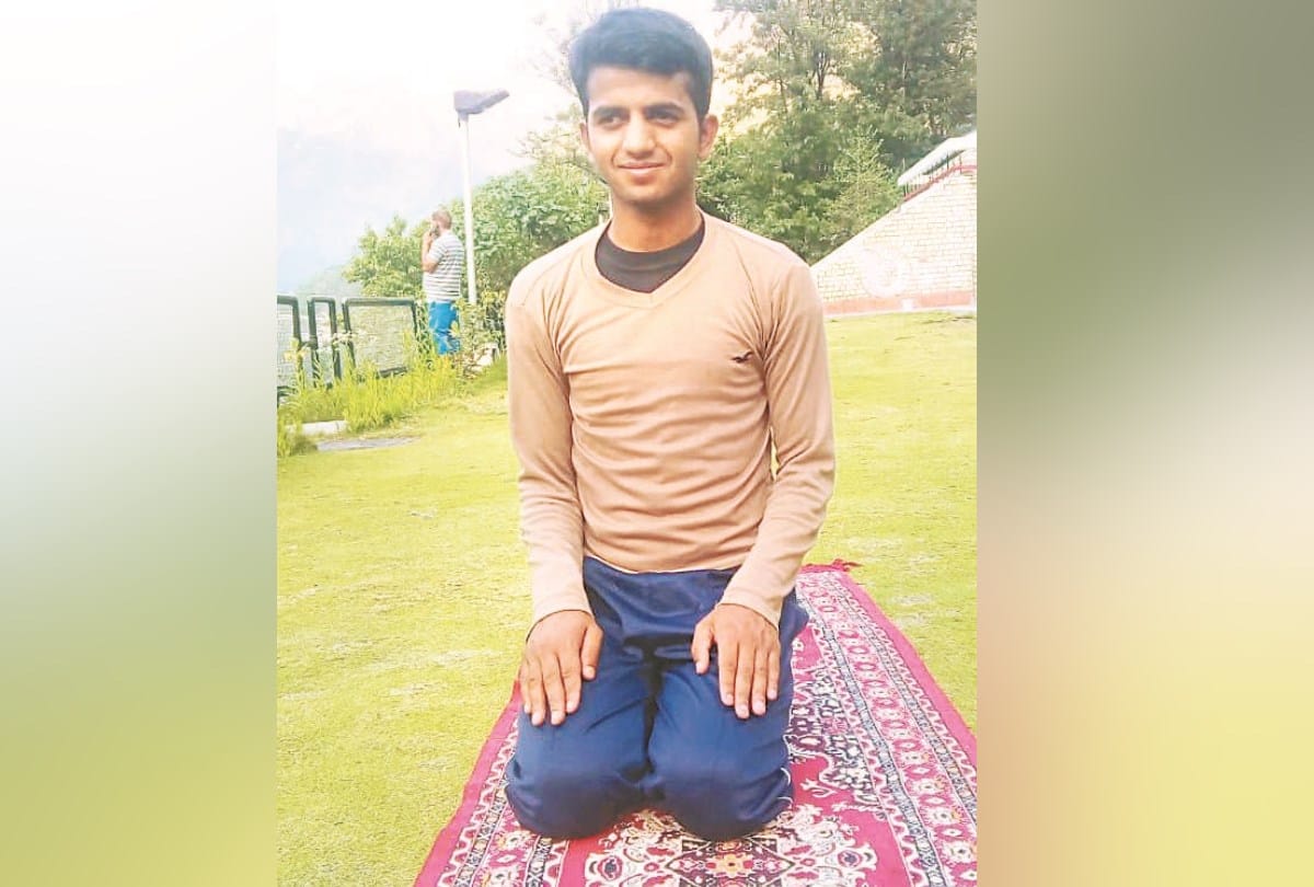 Divyang Akshay giving training of yoga in Rupi kinnaur himachal pradesh