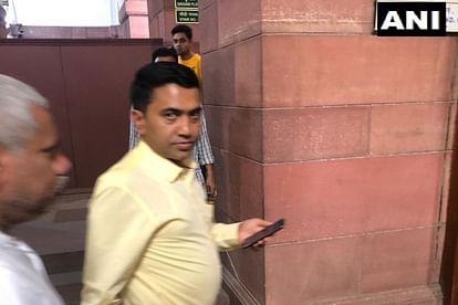 Pramod Sawant arrives in Parliament with two Congress MLAs to meet Shah-Nadda