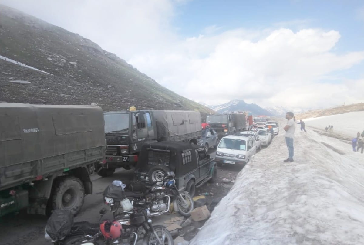 Manali News: manali leh road closed for many hours due to landslide and traffic jam in rohtang