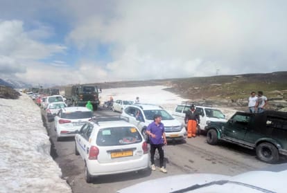 Manali News: manali leh road closed for many hours due to landslide and traffic jam in rohtang