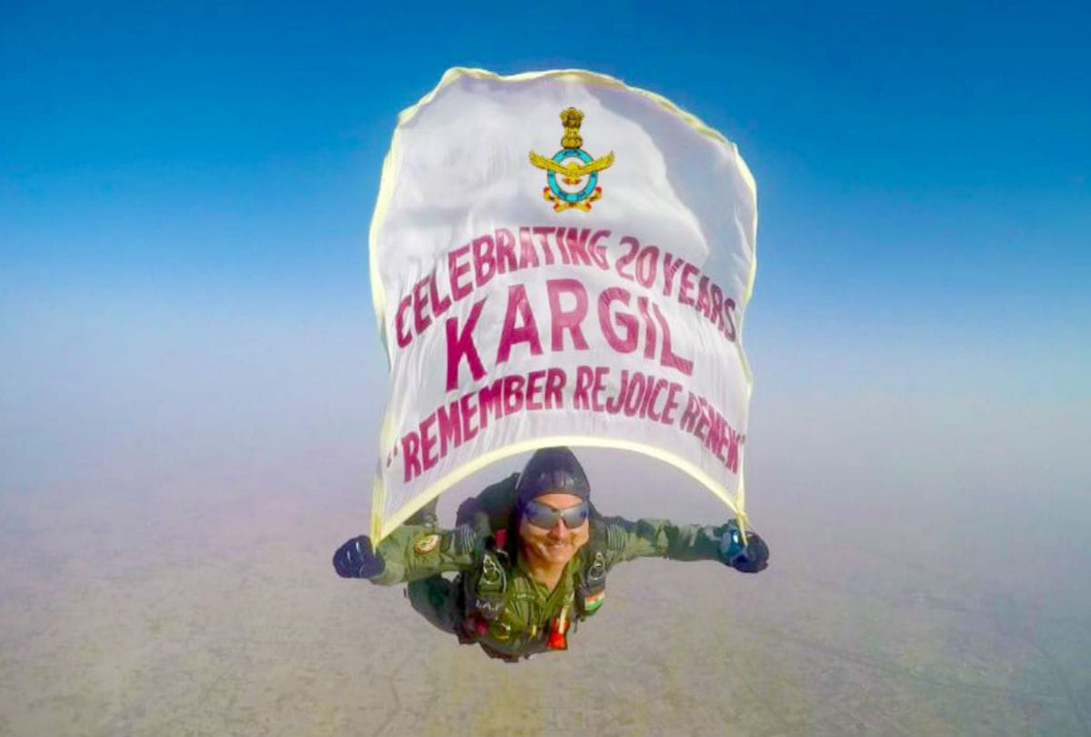indian air force sky divers jump from 12,000 feet and salute the martyrs of Kargil War