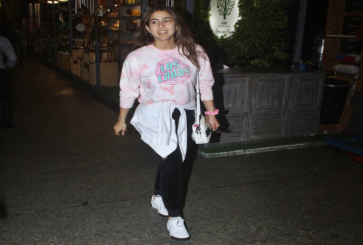 Love Aaj Kal Actress Sara Ali Khan Missed Delhi ki Mithai and Chhole Bhature Video Goes Viral