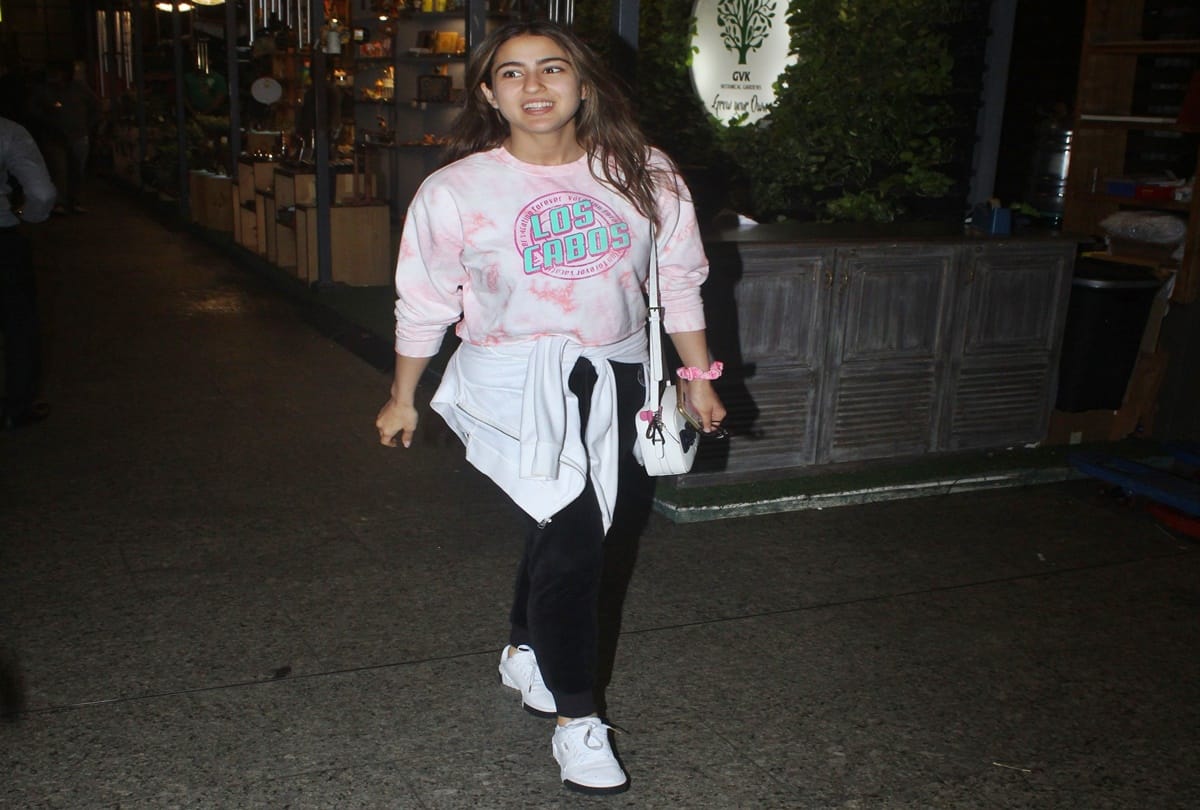 Love Aaj Kal Actress Sara Ali Khan Missed Delhi ki Mithai and Chhole Bhature Video Goes Viral