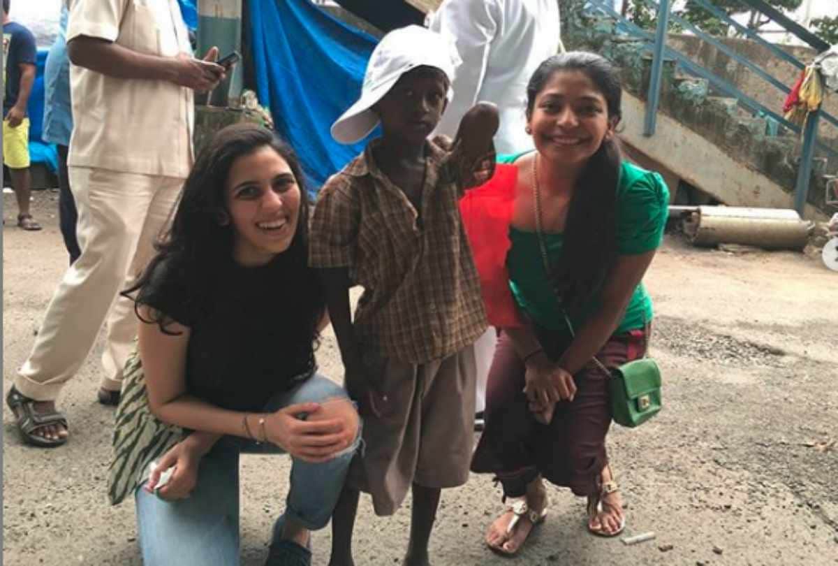 akash ambani and shloka mehta distributing meals for around 200 houses on Independence Day 2016