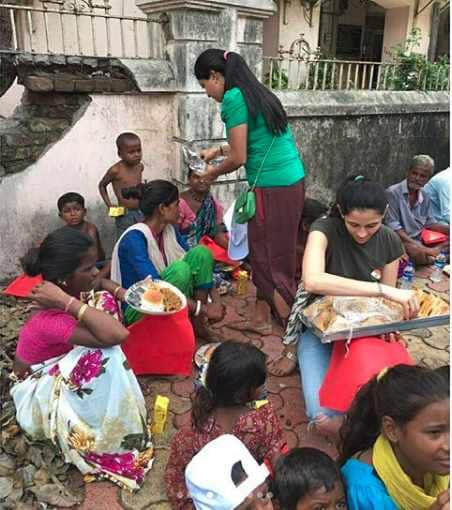 akash ambani and shloka mehta distributing meals for around 200 houses on Independence Day 2016