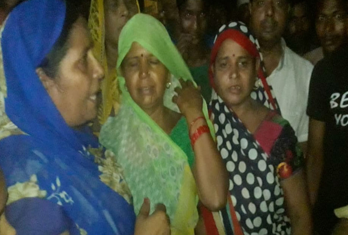 Gt Road Etah Jaam by villagers cause of no electricity from two days