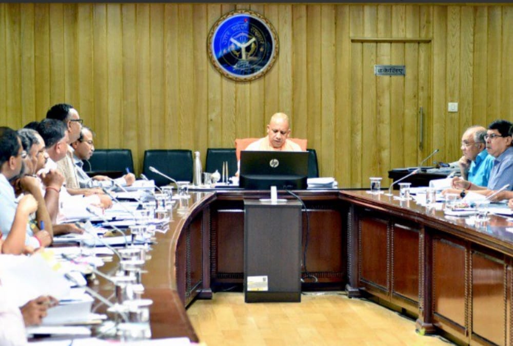 Yogi Adityanath meeting with nodal officers in anexy.