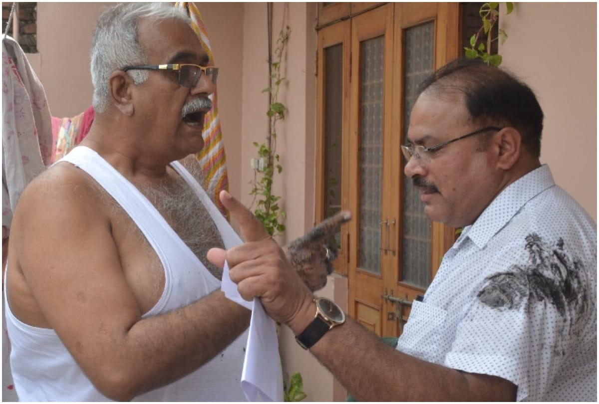 Man throw mud on municipal Corporation officer in Moradabad UP