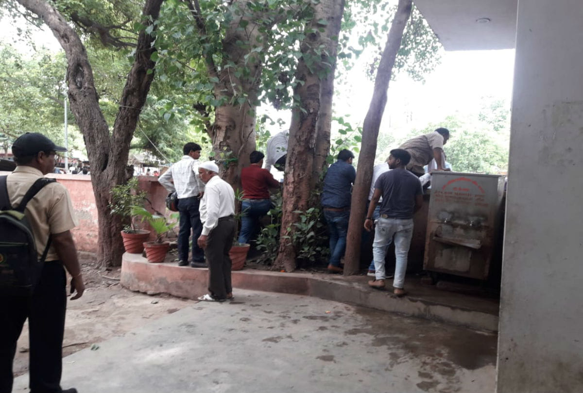 ADM protocol raid in RTO office Agra