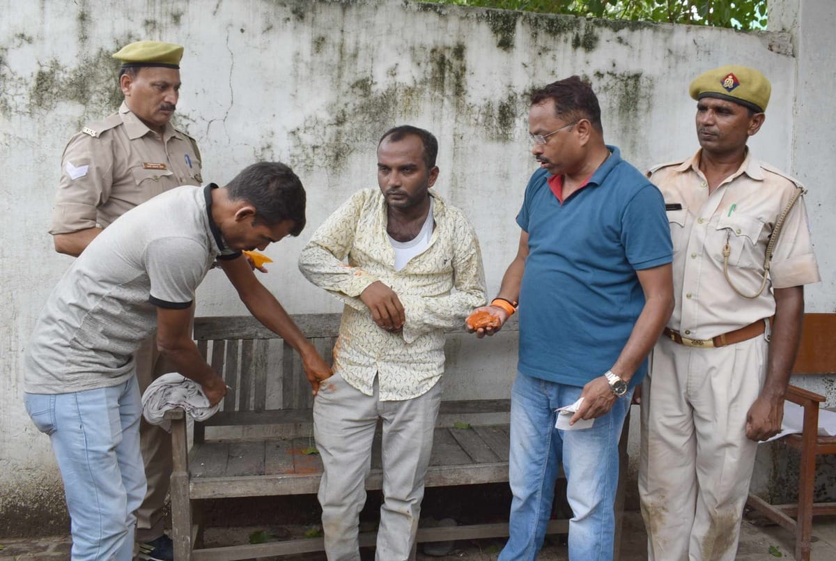 Prisoner ran away throwing attack chili powder in constable eyes bhadohi