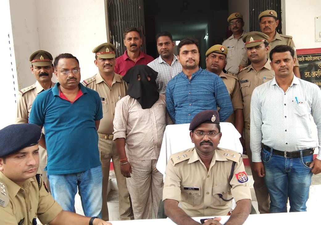 Police catch whisky and beer from chandigarh to bihar in Bhadohi
